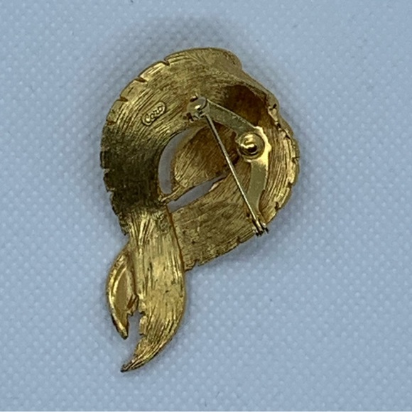 Vintage Signed Coro Yellow Gold Tone Brooch - Picture 3 of 7